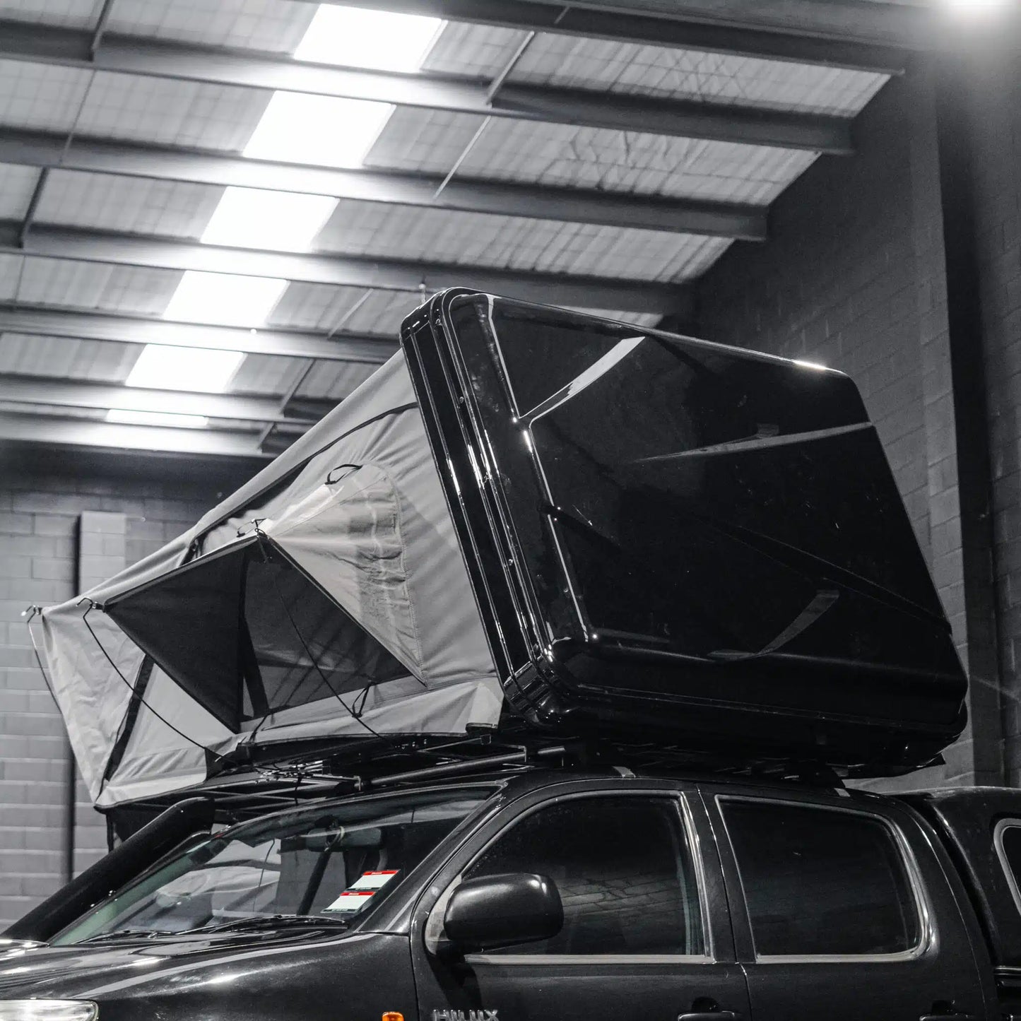 Defender Off Road Cantilever Hard Shell Rooftop Tent
